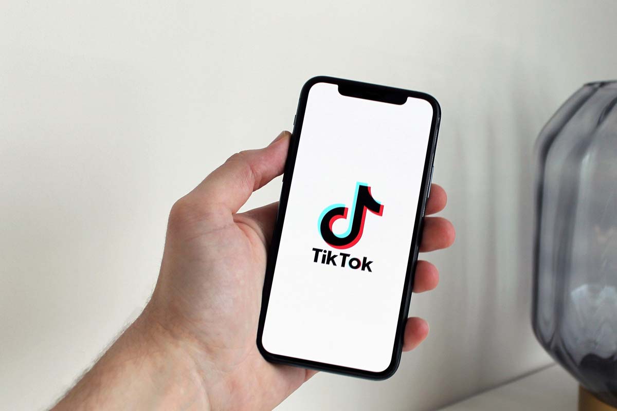 tiktok-social-media-marketing-trends-best-practice-beispiel-example-app-phone-iphone-mobiile-trends-ideen-konzept-strategie