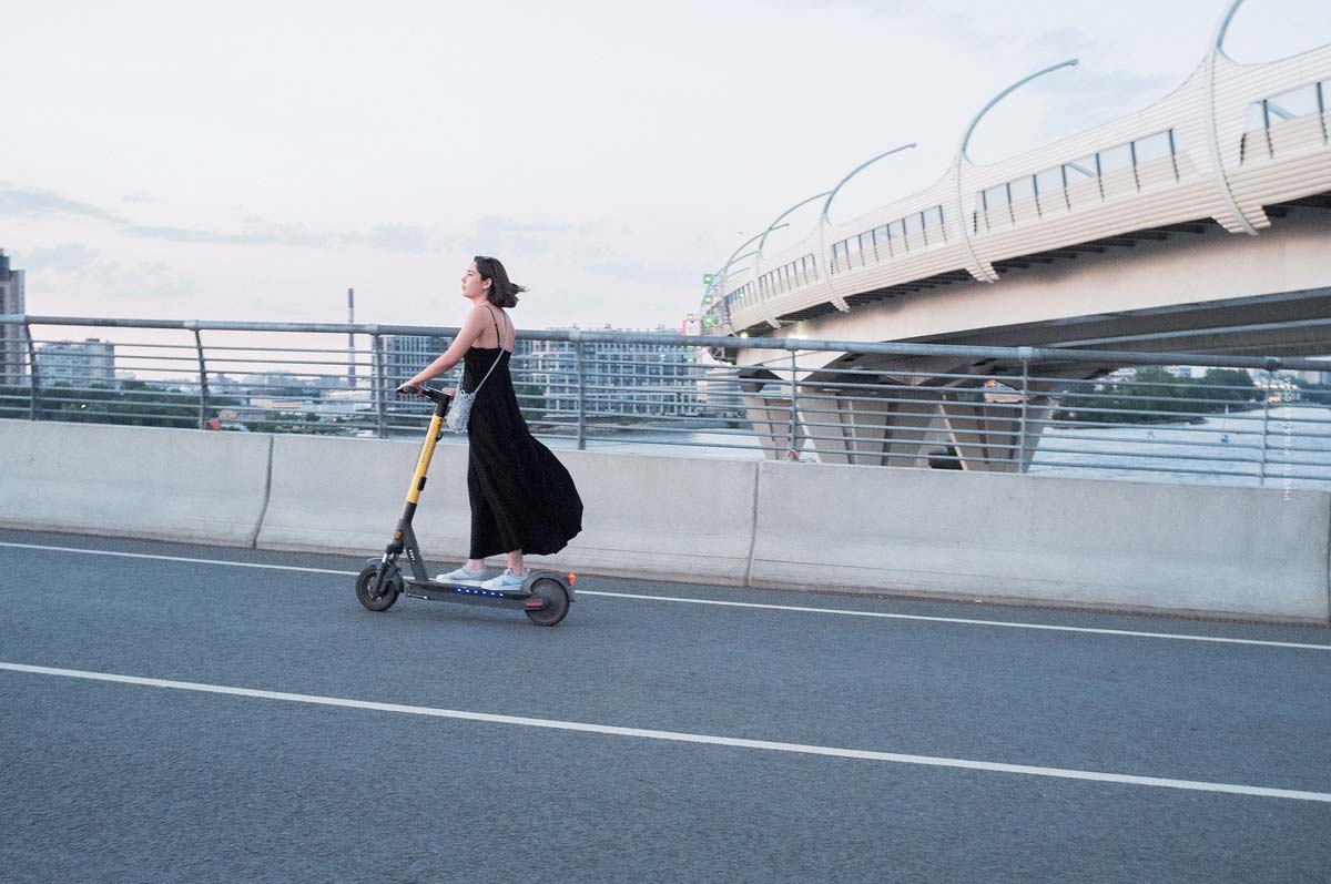 frau-roller-autobahn-innenstadt-berlin-eroller-scooter-elektro-mobilitaet-instagram-tiktok-youtube-agentur